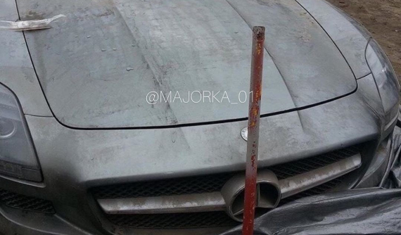 Siêu xe cửa cánh chim Mercedes-Benz SLS AMG bị cảnh sát tịch thu và vứt chỏng chơ một chỗ