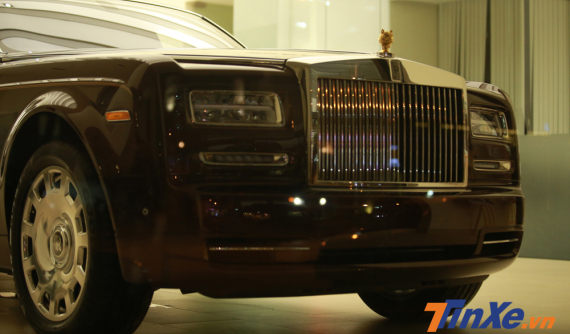 Rolls-Royce Phantom "Hoà Bình & Vinh Quang" lần đầu lộ toàn bộ nội thất, điều đặc biệt lại đến từ logo trên đầu xe