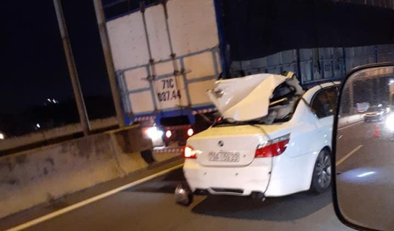 Xe sang BMW tông đuôi ô tô tải trên cao tốc Long Thành - Dầu Giây, tài xế tử vong
