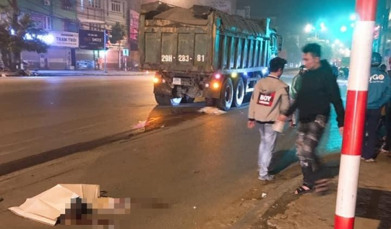Hà Nội: Va chạm với ô tô tải "hổ vồ", hai vợ chồng đi xe máy tử vong trong đêm