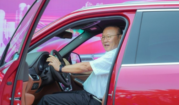 Sau Kia Optima và Hyundai Santa Fe, ông Park Hang-seo tiếp tục được tặng VinFast Lux SA2.0