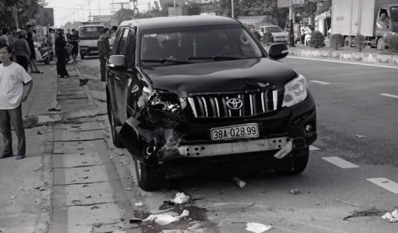 Hà Tĩnh: Toyota Land Cruiser Prado tông liên hoàn 2 xe máy, 1 người tử vong