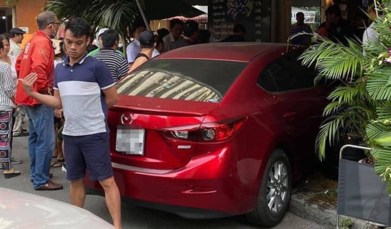 Sài Gòn: Ô tô Mazda lao vào quán café có tên "Chạy", một người bị thương