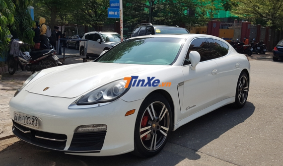 Không kém cạnh chồng, Bảo Thy cũng sở hữu chiếc sedan hạng sang Porsche Panamera 4S này