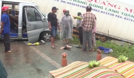 Quảng Ngãi: Xe container đối đầu ô tô khách chở các sư thầy của Hội Phật giáo, 3 người tử vong