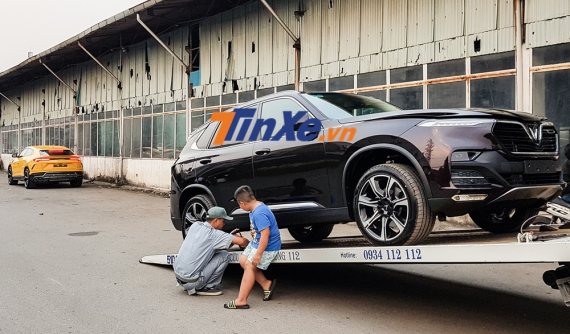 Lần đầu VinFast LUX SA2.0 của Việt Nam đọ dáng cùng "bò mộng" Lamborghini Urus của Ý