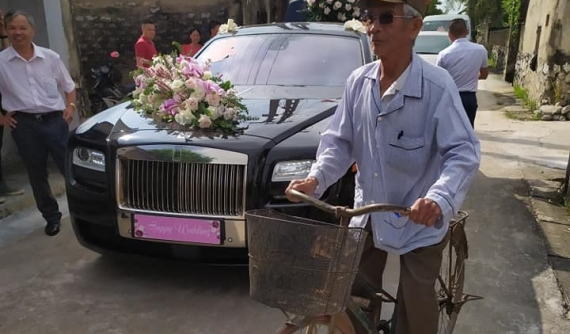 Rolls-Royce Ghost làm xe hoa trong đám cưới trên đường làng ở Nghệ An