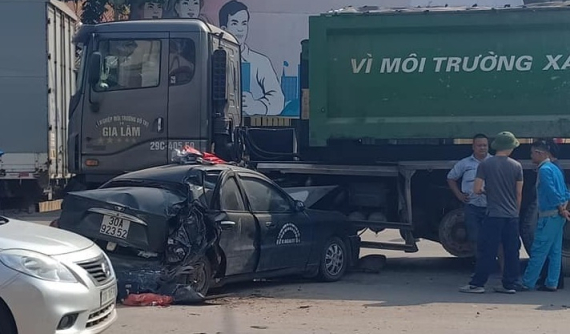 Video ô tô con vượt ẩu, bị xe chở rác tông bẹp dúm tại Hà Nội