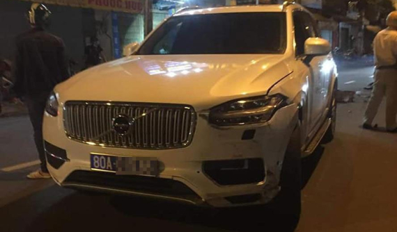 Sài Gòn: SUV sang Volvo đeo biển xanh 80A nghi do nữ tài xế cầm lái tông gãy chân người đi xe máy
