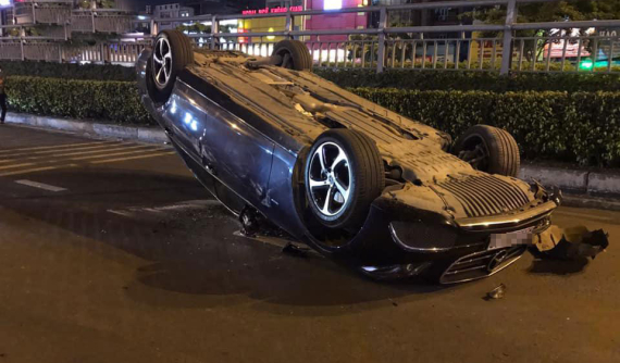 Sài Gòn: Tông vào dải phân cách, xe sang Mercedes-Benz lật ngửa