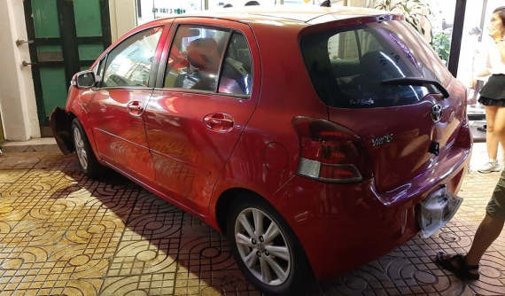 Hà Nội: Toyota Yaris do nữ lái lao vào quán trà chanh, một người xây xước nhẹ