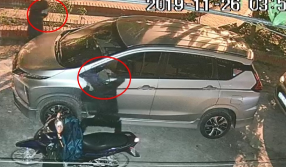 Hai tên trộm phối hợp nhịp nhàng "vặt gương" xe Mitsubishi Xpander trong vòng 12 giây