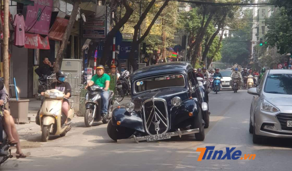 Hà Nội: Xe cổ Citroen Traction Avant hàng hiếm đang chạy thì bất ngờ gãy trục trước