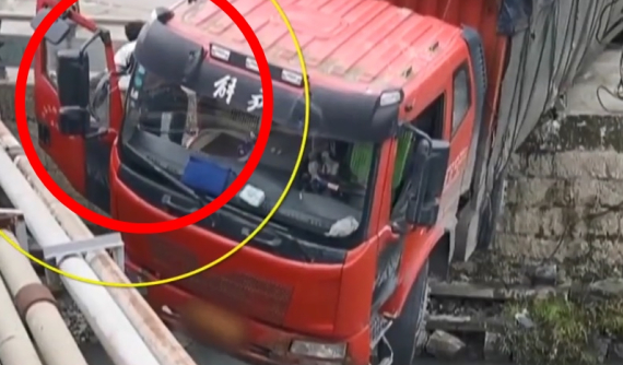 Xe tải tông lan can suýt rơi xuống sông, tài xế xanh mặt bỏ chạy