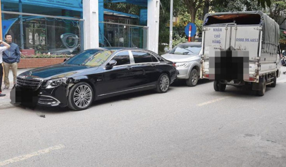 Hà Nội: Quệt vỡ đèn Mercedes-Maybach, người lái xe tải có thể phải đền hơn 200 triệu