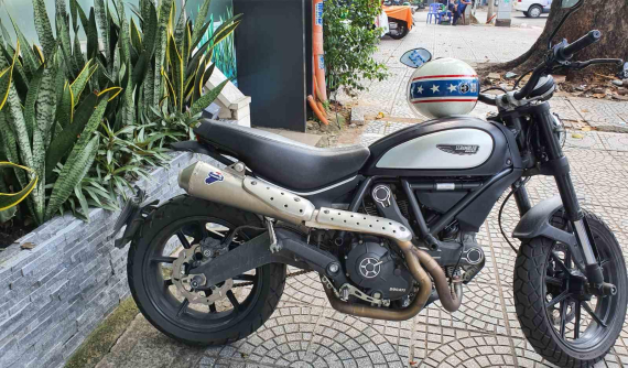 Sài Gòn: Cho người mua xe chạy thử, Biker người nước ngoài mất Ducati Scrambler trị giá cả trăm triệu đồng