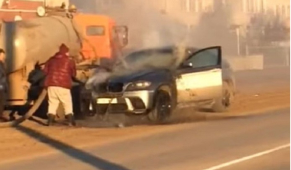 SUV hạng sang BMW X6 bốc cháy, người dân dùng xe hút bể phốt để dập lửa