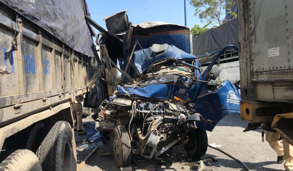 Sài Gòn: 5 ô tô tông liên hoàn trên Xa lộ Hà Nội, 2 người thương vong