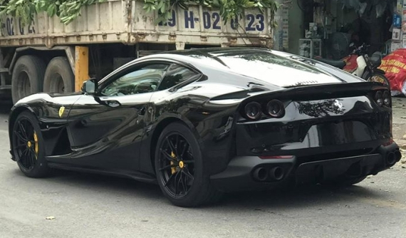 Ferrari 812 Superfast màu đen độc nhất Việt Nam lần đầu dạo phố, cư dân mạng dò hỏi giá xe