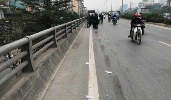 Tài xế lái xe bán tải va quệt với xe máy khiến cháu bé tử vong tại Hà Nội đã ra công an trình diện