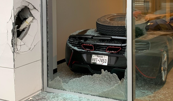 Bánh xe đầu kéo văng vỡ cửa kính của đại lý ô tô, làm hỏng siêu xe McLaren 650S của ngôi sao bóng chày