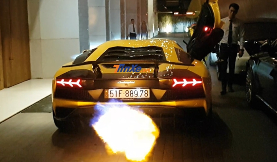 Đam mê "khạc lửa", chủ Lamborghini Aventador S trang bị hẳn cho xe ống xả độ siêu hiếm của Ryft