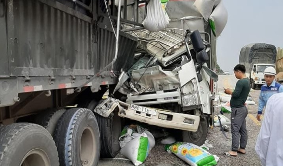 Ô tô tải tông đuôi xe đầu kéo trên cao tốc Nội Bài - Lào Cai, 5 người thương vong