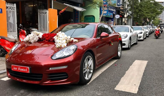 Dàn xe sang tham dự vào đám cưới ở Huế, gây chú ý lại là Lexus RX450H