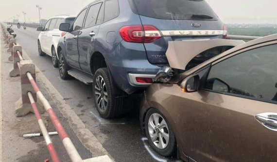 Video: 7 ô tô tông xe dây chuyền trên cầu Thanh Trì