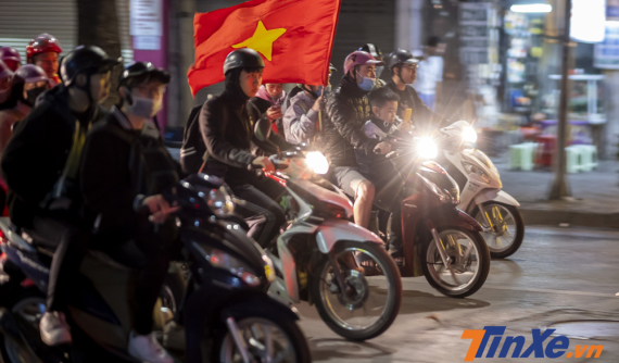 Việt Nam thắng Indonesia 2-1: Cổ động viên ngại rét chẳng ra đường