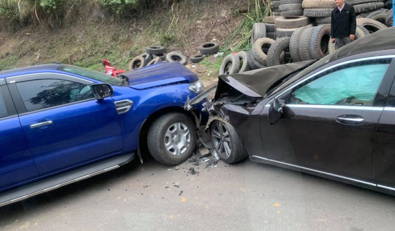 Hoà Bình: Xe bán tải Ford Ranger xảy ra va chạm với Mercedes-Benz S500, cả hai xe đều hư hỏng nặng