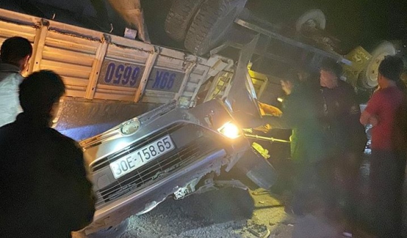 Phú Thọ: Ô tô tải lật nghiêng đè trúng Toyota Vios, 2 bố con bị thương nặng