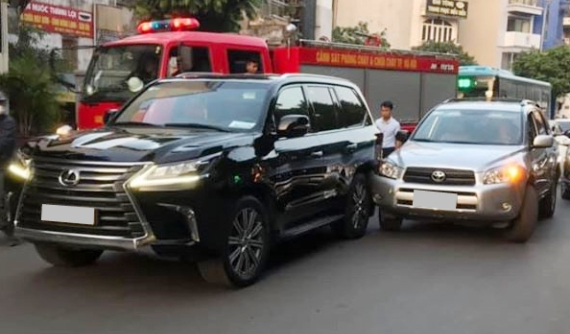 Hà Nội: Xe Toyota xảy ra va chạm với "chuyên cơ mặt đất" Lexus LX570 hơn 8 tỷ đồng