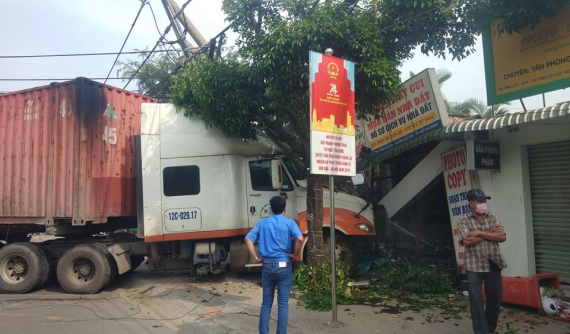 Rùng mình với video xe container húc đổ dải phân cách, đâm sập nhà dân tại Sài Gòn