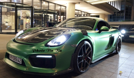 Porsche Cayman độ phong cách xe đua ở Sài thành nhưng màu sơn "lột" mới là điểm gây chú ý