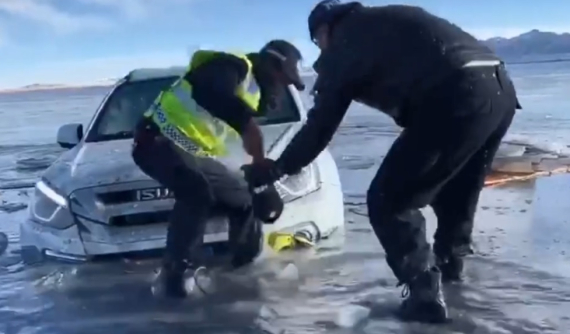 Khách du lịch lái xe Isuzu xuống hồ băng chơi bất ngờ gặp sự cố