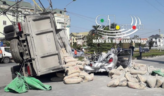 Ninh Bình: Ô tô tải chở xi măng lật nghiêng, đè trúng Toyota Wigo, 2 người thương vong