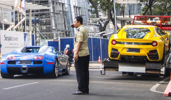 Bugatti Veyron và Ferrari F12tdf của nhà giàu Indonesia bất ngờ "chạm mặt" nhau trên đường