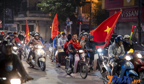 Việt Nam đại thắng 4-0 trước Campuchia, cổ động viên xuống đường ăn mừng đội nhà vào chung kết