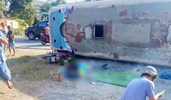 Long An: Tránh xe ngược chiều, ô tô chở công nhân bị lật, đè trúng 2 người đi xe máy