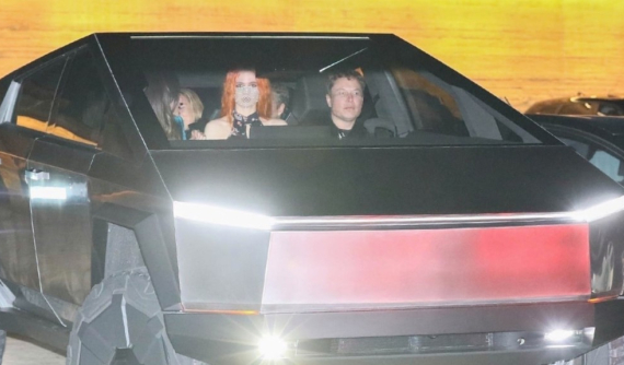 Đích thân lái xe bán tải chống đạn Tesla Cybertruck ra phố, triệu phú Elon Musk gây tai nạn nhỏ