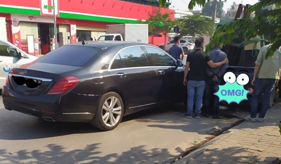 Hà Nội: Tài xế thiếu quan sát tông Mercedes-Benz S500 vào đuôi xe tải nhỏ đỗ bên đường