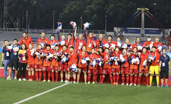 Vô địch SEA Games lần thứ 6, đội tuyển bóng đá nữ Việt Nam được tặng ô tô VinFast Lux A2.0 và xe máy điện VinFast Klara