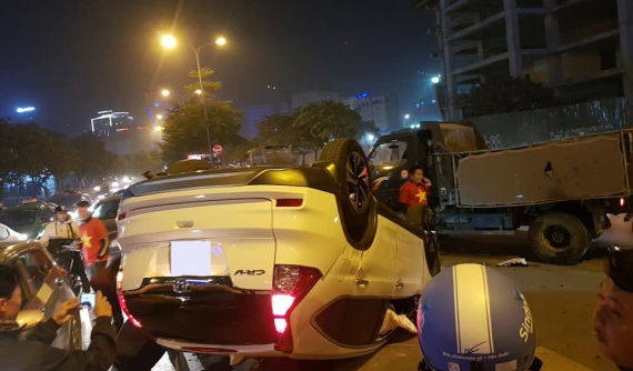 Hà Nội: Honda CR-V lật ngửa khi "đi bão" mừng U22 Việt Nam vô địch Sea Games