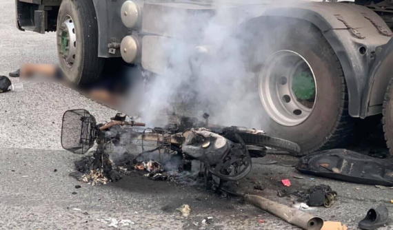 "Khúc cua tử thần" tại chân cầu vượt Sóng Thần lại xảy ra tai nạn giữa xe container và xe máy, một người nguy kịch