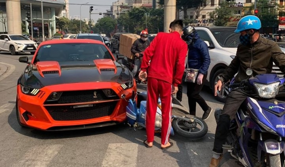 Hà Nội: Nữ chạy Honda Click va chạm với Ford Mustang độ gần nửa tỷ đồng