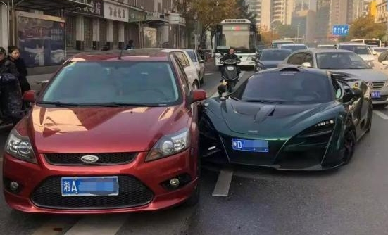 Trung Quốc: Sự thật tin đồn chủ McLaren 720S bỏ ra hơn 460 triệu đồng mua hẳn chiếc Ford sau tai nạn