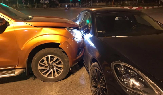 Hà Nội: Nissan Navara xảy ra va chạm với xe sang Porsche Panamera tại ngã tư