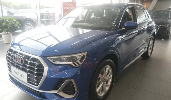 Bố mẹ mải xem xe, con gái 3 tuổi dùng viên đá cào xước sơn của 10 chiếc ô tô Audi "mới cứng"