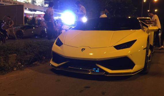 Video: Dàn siêu xe tăng tốc ấn tượng trên đại lộ Nguyễn Văn Linh vào đêm tối